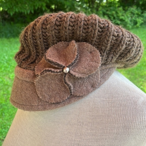 Knitted Beret Cap with floral accent 80% Wool Made in Italy, color is Brown - Picture 3 of 9